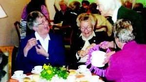 Helen Löfgren sålde lotter på vårens mannekänguppvisning.
FOTO: PRIVAT