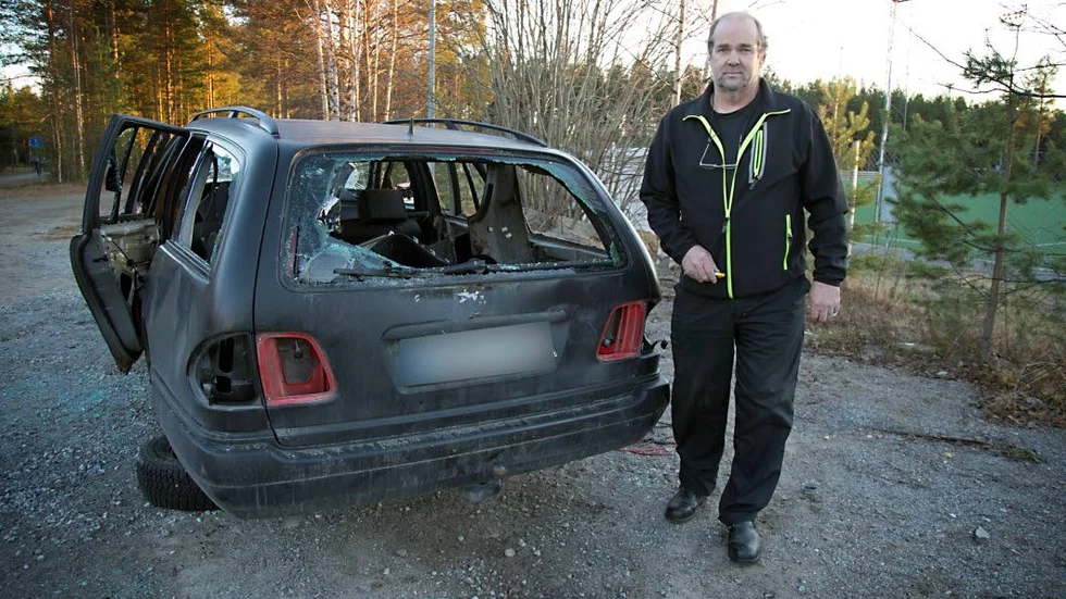 Enligt Kaj Glad, bensinmacksinnehavare, har bilen vandaliserats allt mer sedan den lämnades bakom bensinstationen.