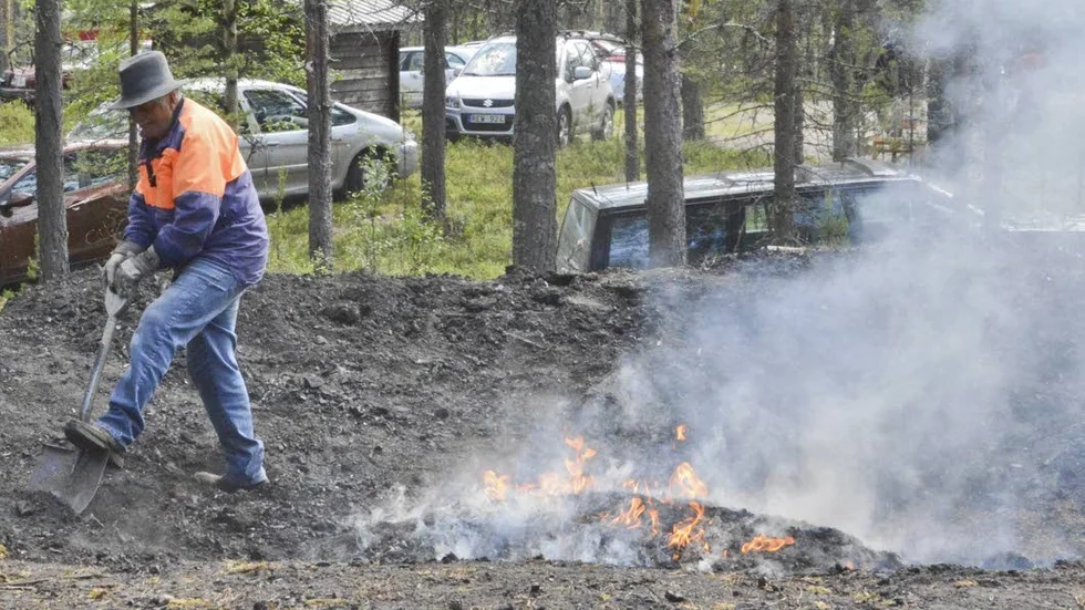 Kvarnfesten hålls igång av Järvträsks byastugeförening, och en av dem som hängt med längst är Per Arvid Eklund, som här i vanlig ordning sliter vid tjärdalen.