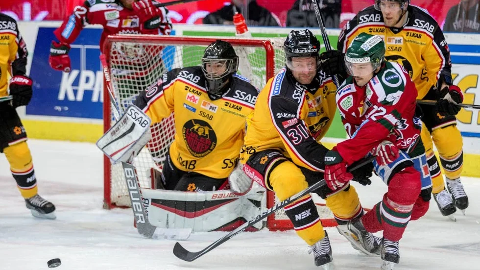 Samuel Ward gjorde SHL-debut i Luleås kasse. De två första målen styrde hans egna lagkamrater in. foto: Adam Ihse/TT