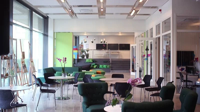 Kafé och lounge tillåter allt från kaffehäng till mysiga pluggmiljöer. Eller varför inte vänta på bussen?
