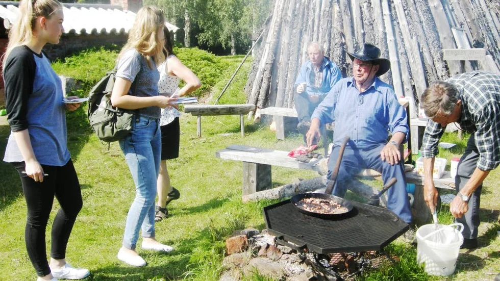 Under ett besök på Swensbylijda på tisdagen fick ungdomarna intervjua de som jobbade på kulturtisdagen om de olika arbetsuppgifterna.