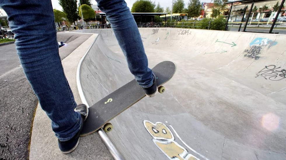 Ärendet om ny skateboardpark i Piteå rullar på men ungdomarna får vänta till nästa höst innan den är på plats.