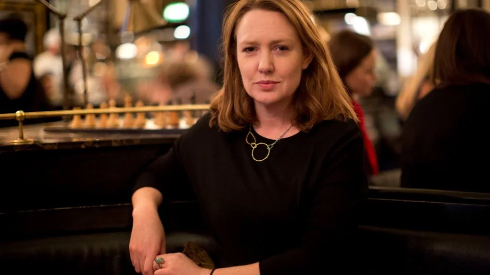 Paula Hawkins thrillerdebut skildrar en trasig kvinna som dricker för mycket och samhällets syn på en kvinna som inte är till nytta för någon.
