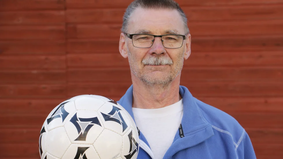 Det är kul med gåfotboll, tycker Anders Nilsson på Hultsfredskorpen. Fast det är inte alldeles enkelt, det är lätt att ta några springsteg. Och det får man inte.