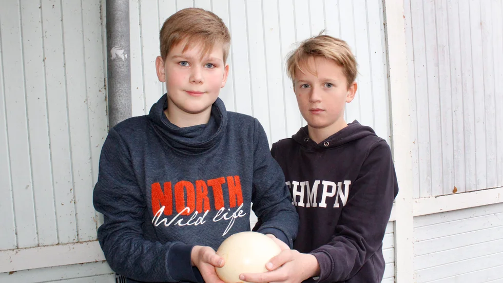 Rasmus Wärn och Albin Örtendahl, 11 år, hittade det här strutsägget i skogen i Svärtinge, när de skulle bygga en koja och tog med det till skolan. Det blev starten på en högst annorlunda dag i skolbänken.
