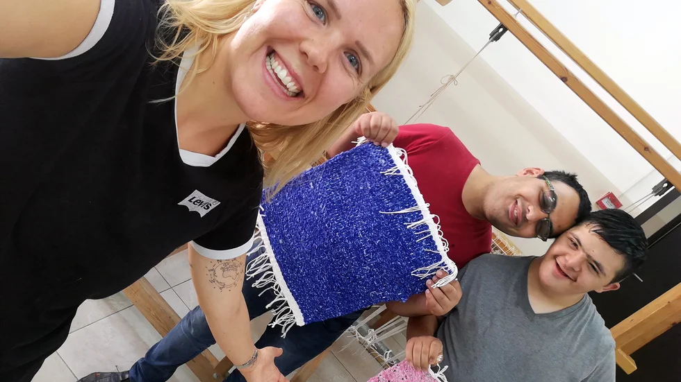 Sofie Bäck tillsammans med två av al-Basmas verksamhtens deltagare.