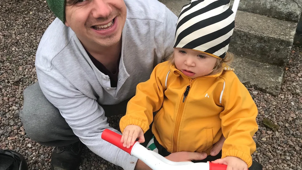 Joel Söberg och dottern Lovis uppmärksammade en varg utanför bostaden på onsdagsmorgonen. Mamma Malin lyckades filma den.