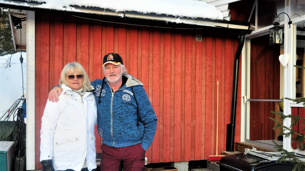 Annika och Leif Åkerlunds lilla röda stuga har Kablamassivet bakom sig och Kvikkjokksdeltat framför. 