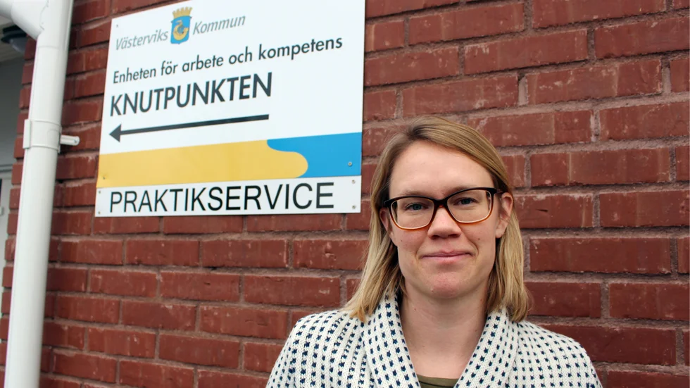 Enligt Lisa Hedström så ingick bara kommunala verksamheter i feriepraktiken, men att det ändrades 2013 till att även inkludera näringslivet.