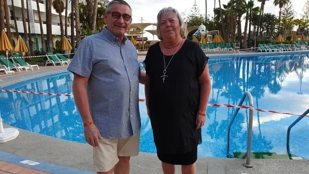 Stefan och Berit Bergstedt åkte till Gran Canaria i fredags och ska egentligen stanna till den 27 mars. Men den 21 mars stänger flygplatsen och innan dess måste paret ta sig hem.