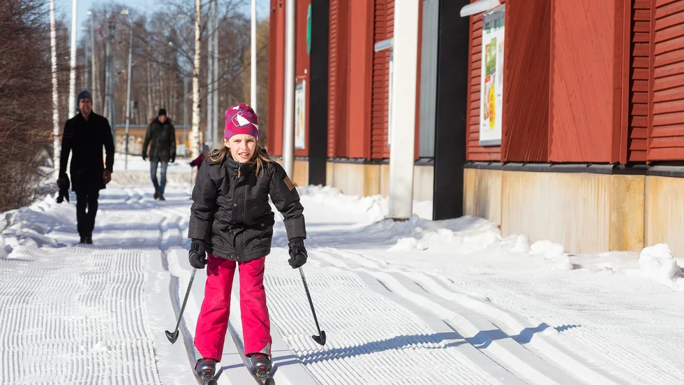 Alma Lundmark var snabb i spåret. Hon hade dock en bra uppvärmning redan på fredagen. "Jag åkte lilla-Vasaloppet på skolan igår", säger hon.