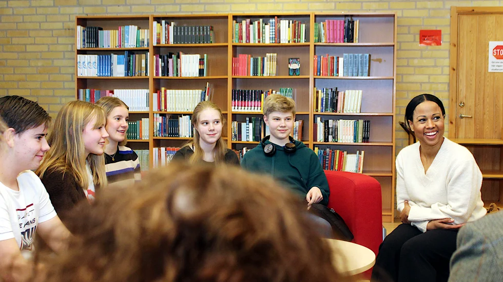 Europaparlamentariker Alice Bah Kuhnke träffade personal och elevrådsrepresentanterna Arvid Karlsson, Tekla Hagberg, maja Särnehed, Hedda Aldén Björäng och Aron Aldén Björäng på Petrus Magni skola och pratade om skolmiljöprojektet.