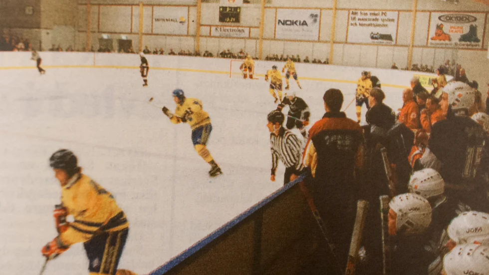 De gamla Tre kronor-spelarna anfaller i invigningsmatchen i Motala Ishall 1996