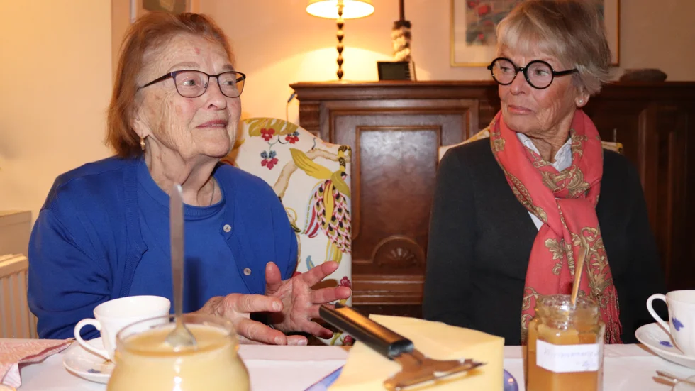 Ingrid Hamrell Mårtensson och Margareta Kviberg dricker kaffe och pratar böcker.