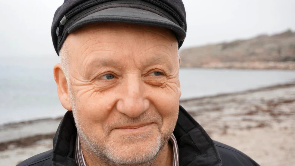 Carl-Magnus Stolt har skrivit "En odåga i sammet.