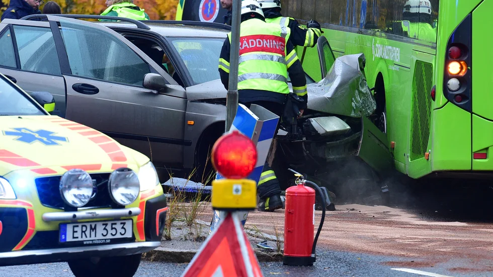 Tre personer satt i bilen och sex i bussen, enligt räddningstjänsten.