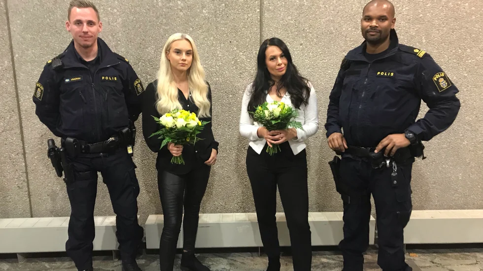 Saga Helin och Johanna Karlsson tilldelas medborgarmedalj i silver av polisregion Öst efter att ha stoppat en våldtäkt. Benjamin Prom, till höger, nominerade dem till priset.
