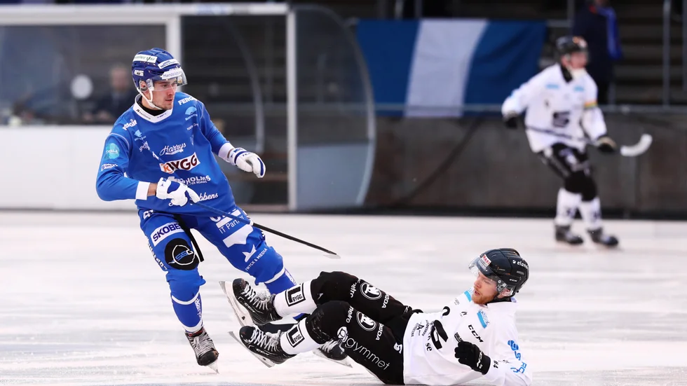 Elias Gillgren, som här får Saiks David Brodén på fall i en närkamp, får två poäng för insatsen mot Sandviken.