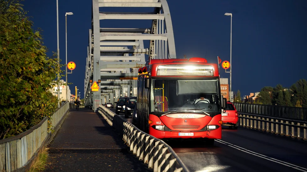 Ett väpnat rån och ett ofredande utreds av polisen efter två dramatiska händelser på lördagskvällen vid Bergnäsbron. 