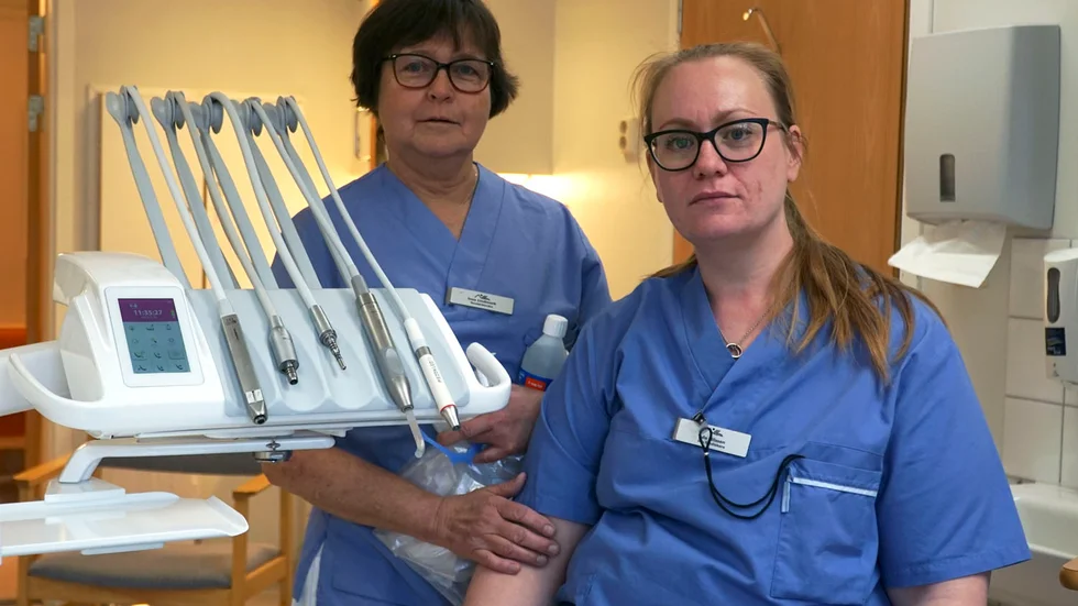 Inez Nilsson och Ida Nilsson tycker situationen med bristen på tandläkare är svår. "Vi förstår så klart att vi måste hjälpa till, men i den här utsträckningen?"