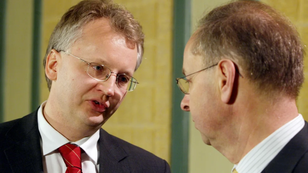 Här tillsätter Pär Nuder (S) Mats Svegfors (M) som ordförande i en parlamentarisk kommitté 2003. Frågan i utredningen är ännu inte löst. Men den är väl beredd den dagen det behövs ett beslut. 