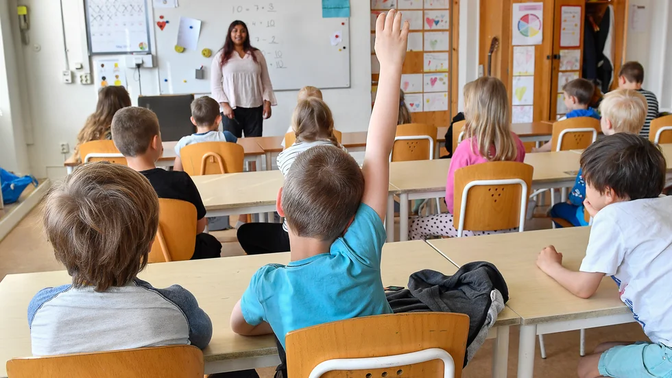 Ett treterminssystem skulle öka stressen för eleverna, skriver Filip Lange.