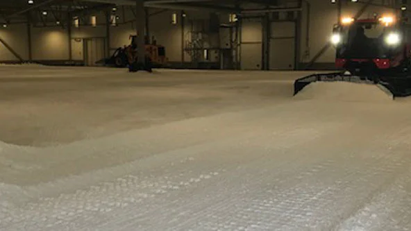 Snö från skidtunneln används till att göra längdåkningsspår vid Lindbäcksstadion. I dag öppnas de för allmänheten.