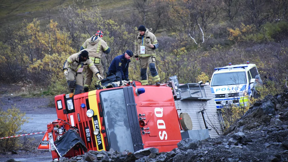 En brandbil har vält till följd av ett stenras. Styrkor från Norge och Svreige arbetar sida vid sida under övningen. 