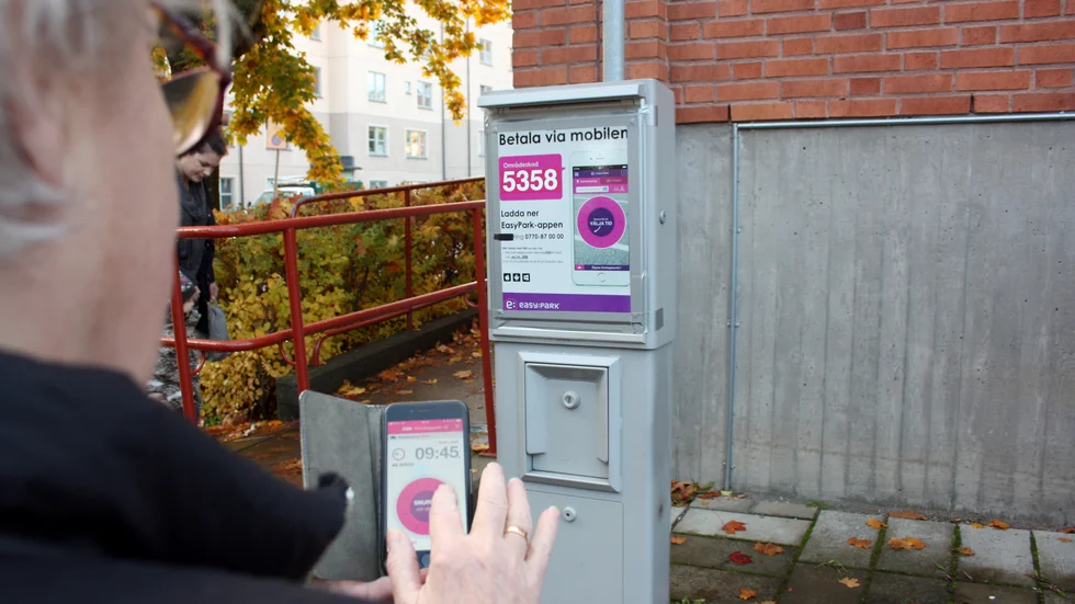 När telefon är enda betalningsmedlet hamnar en del utanför. De kan helt enkelt inte betala.