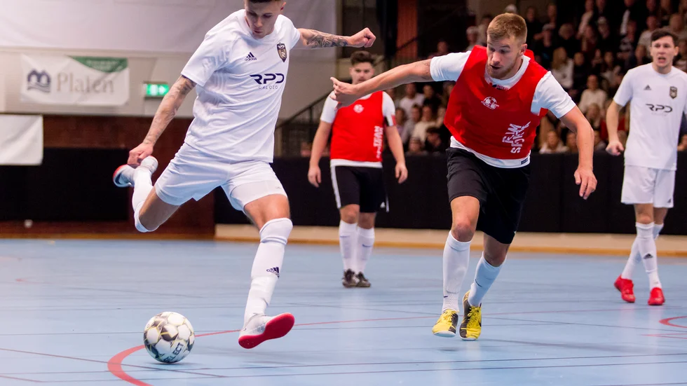 André Rako spelar för Dribbla United i lördagens division 2-premiär mot Motala FK i Motala sporthall. "De bästa futsalspelarna ställs mot varandra", säger han inför premiärderbyt.