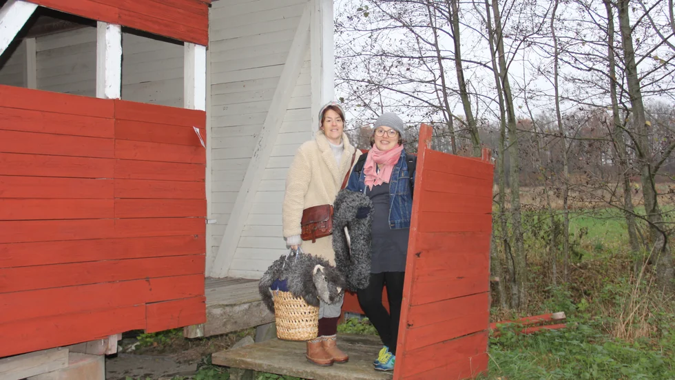Anna-Lena Stolt och Therese Nanos tycker att det vore skönt att kunna sitta och dricka te i omklädninghytten efter kalla bad, men den ska rivas. 