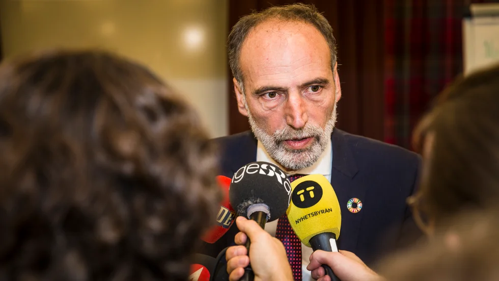 Behcet Barsom (KD) vill inte snåla på bristvarorna i vården. "Visar det sig sen att det inte var skäligt så får vi hävda avtalsbrott. Nu är det viktiga att vi har de artiklar som behövs" säger han.