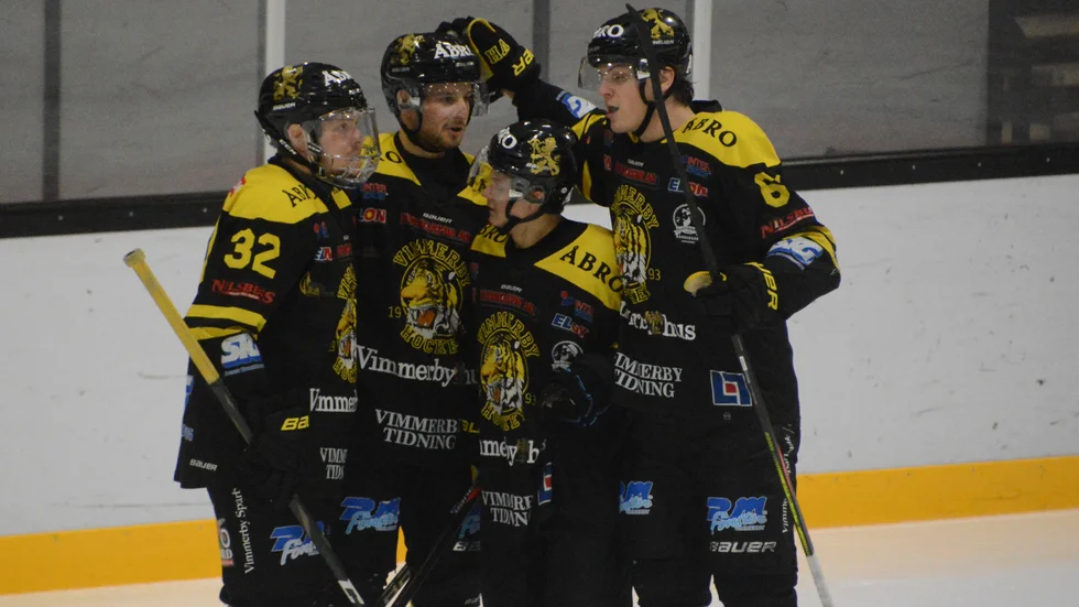 VH-forwarden Semjonovs kramas om efter ett av sina tre mål hemma mot Hanhals. 