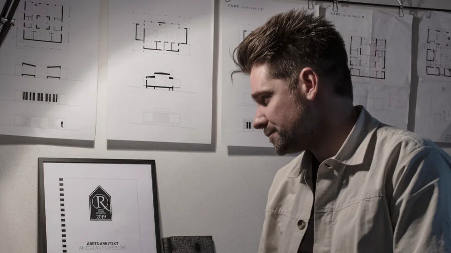 Andreas Forsberg utses till Årets arkitekt av magasinet Residence. Här i sin ateljé på Gotland.