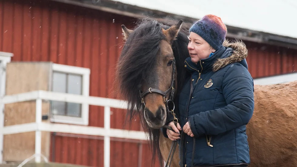 En liten pratstund på stallbacken mellan islandshästen Bóði från Himmelsrum, eller Bosse som han kalls, och Nina Bergholtz. 