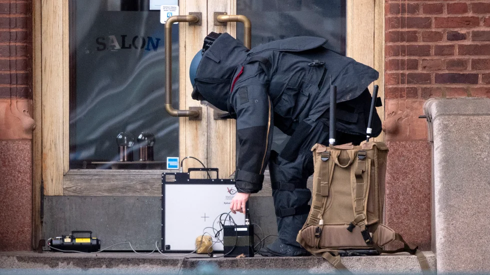 Polisens bombtekniker i skyddsdräkt undersöker misstänkt bomb i centrala Malmö.