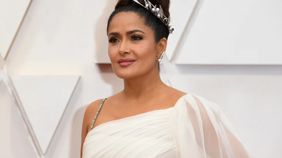 Mexikansk-amerikanska skådespelaren Salma Hayek kände sig nödd att pudla offentligt för att hon rekommenderat boken ”American dirt”, som handlar om är skriven av en författare som "bara" till hälften är latino.