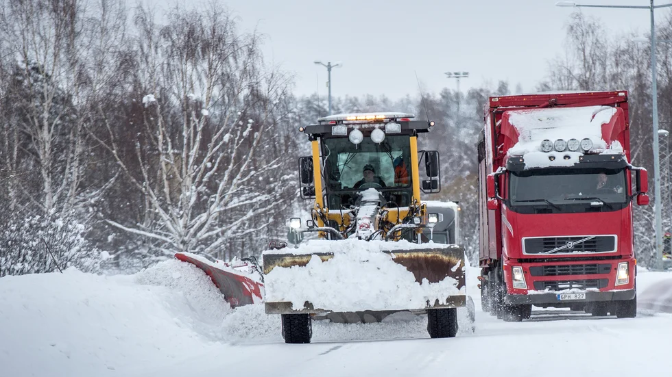 Snöröjarna gör vad de kan, men trafikverket måste kalla ut tidigare och betala bättre.