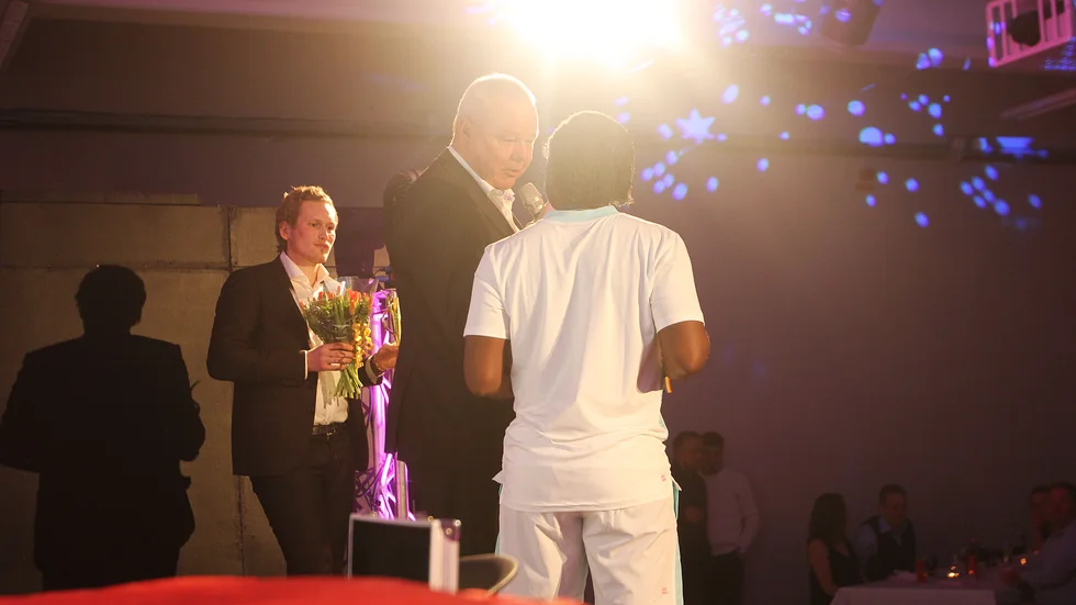Flens IF:s ordförande Johan Thorsell, fick pris som årets organisationsledare under årets idrottsgala i Flen. Han fick ta emot priset av Albin Borg och Caxton Njuki.