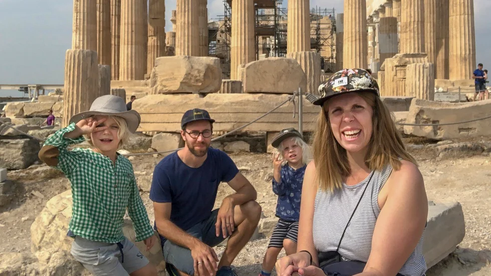 Familjen Såger består av Wilhelm, 5 år, pappa Andreas, Arthur, 3 år och mamma Sandra. I september 2019 valde de bort flyget och tog tåget till Grekland för att gå på bröllop.