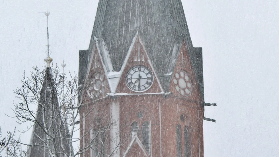 Tre av de fyra klockorna i tornet har stannat. Den fjärde tickar fortfarande. 