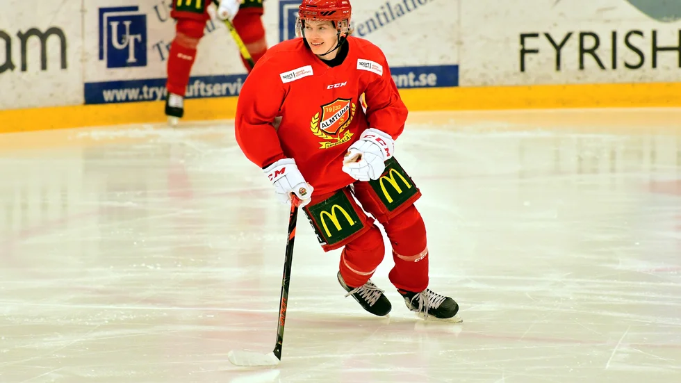 En känslosam match för Almtunas Tobias Åhström, här under torsdagens träningspass i Gränbyhallen. Att möta Modo blir lite extra för Ais-forwarden.