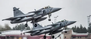 Se 12 JAS 39 Gripen flyga över Gotland