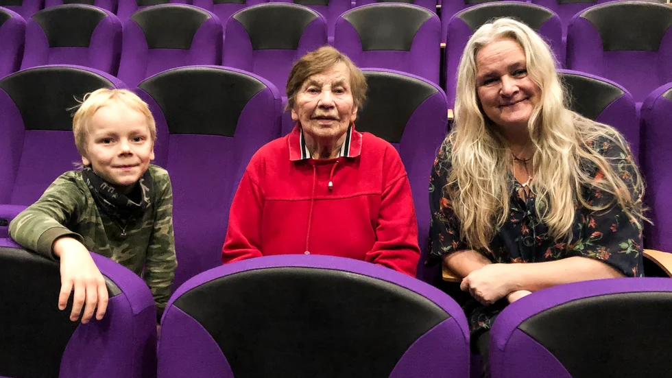 Per-Henrik Marakatt Mangi, sju år, Brita Mangi, 90 år, Yana Mangi, drygt 50 år enligt henne själv, fick se Jiknon 2 innan premiären. 