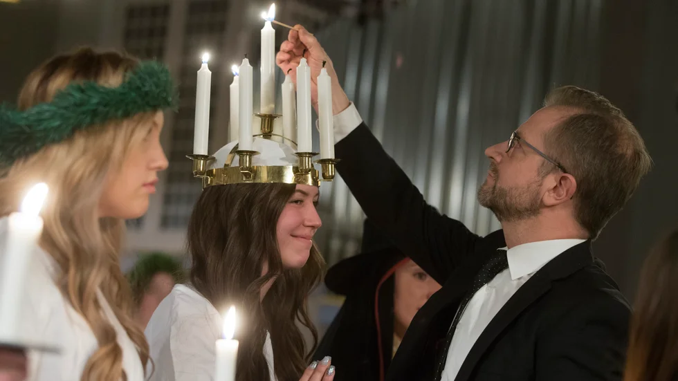 I år kommer ingen utses till Norrbottens Lucia, en tradition som varit igång sedan 1944. Både Lions och Norr Media är inställda på att ta upp traditionen nästa år. på bilden ses Mats Ehnbom, vd för Norr Media, tända ljuskronan på 2019 års Lucia, Linah Hässelbäck Nordgren.