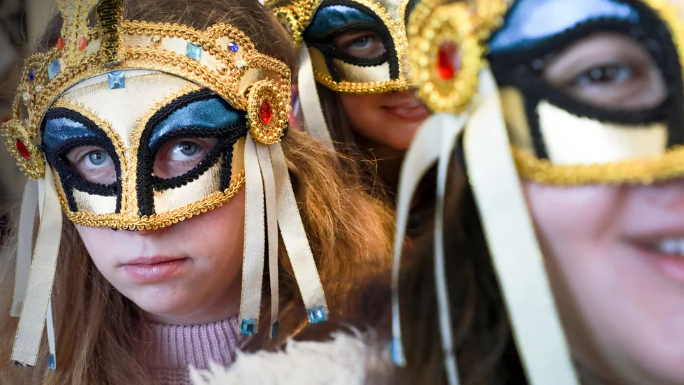 Bakom maskerna döljer sig Berzan-esteterna Rebekka Ralmé, Eleonore Fransson Göthe och Silan Kamilogullari.
