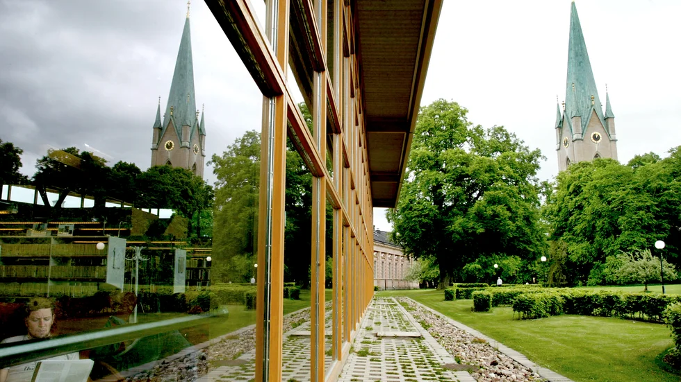 "Det vinnande arkitektförslaget, Johan Nyréns "Vända sida", landade som det bästa arkitektbeslut som stadens styrande tagit på flera hundra år." skriver Christer Kustvik om det 20-årsjubilerande Linköpingsbiblioteket.