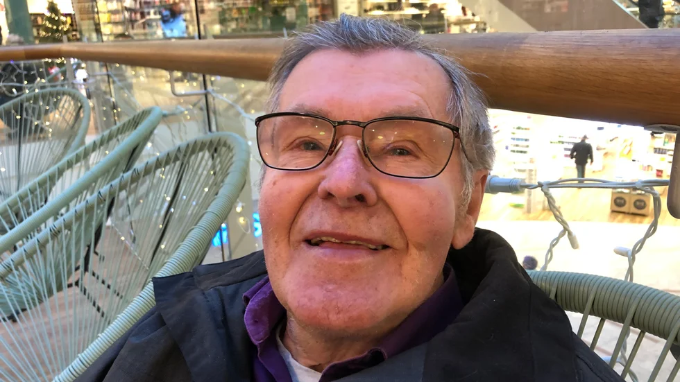 Roland Karlsson, Lillpite, 86 år: "Jag väntar medans sambon shoppar. Efter det ska vi ut på restaurang och äta något gott. Sambon tycker det blir skönt att slippa laga maten."