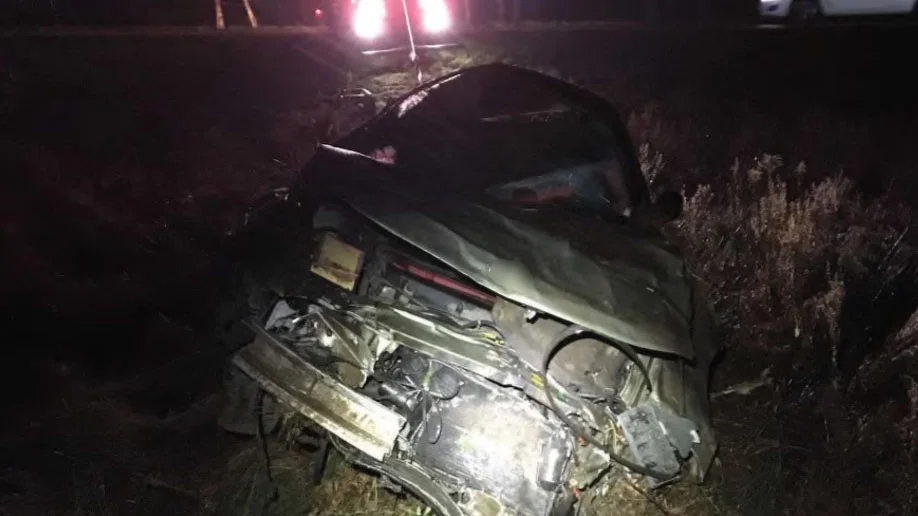 Bilen blev kraftigt demolerad. En 26-årig man har åtalats för att ha kört fordonet under påverkan av alkohol och narkotika.